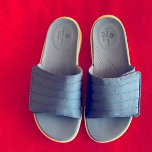 Clarks Cloudsteppers “Lola Surf”.